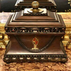 NWT Designer Michael BERMAN Decorative Painted Crest Lidded Box Humidor Jewelry